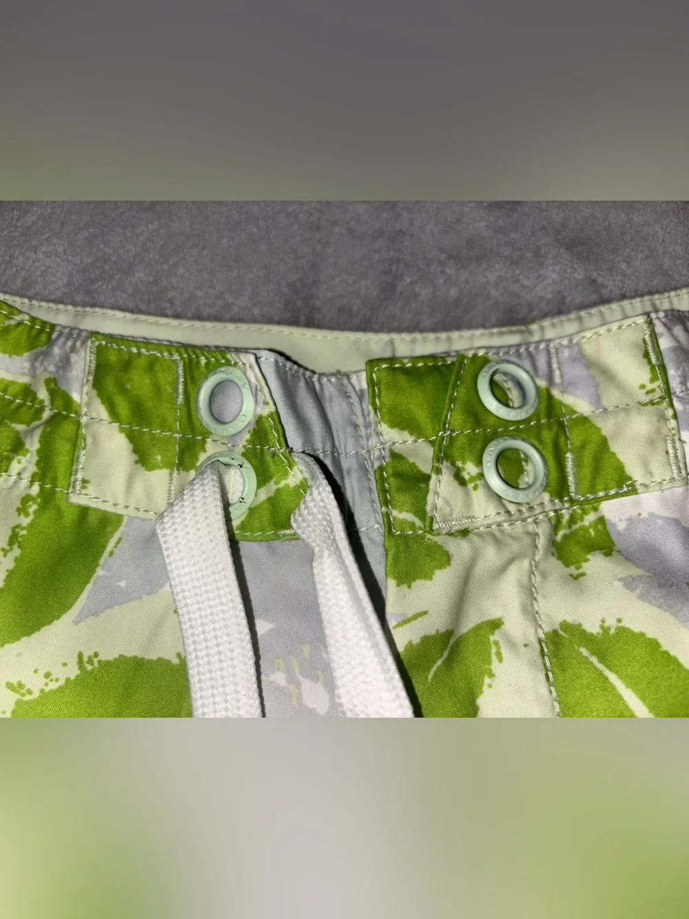 Oakley Men's Floral Board Shorts 32 Drawstring Green Gray White Beach Tropical